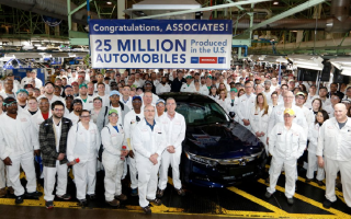 A 25 milliomodik Egyesült Államokban gyártott autót ünneplik a Honda munkatársai.
