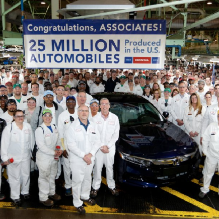 A 25 milliomodik Egyesült Államokban gyártott autót ünneplik a Honda munkatársai.