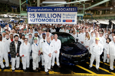 A 25 milliomodik Egyesült Államokban gyártott autót ünneplik a Honda munkatársai.
