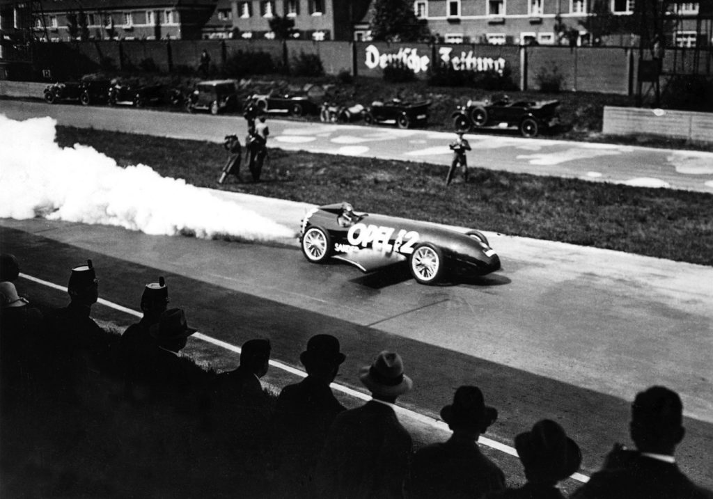 Fritz von Opel 1928-ban 238 kilométer/órás csúcssebességet ért el RAK2 rakétaautójával a berlini Avus versenypályán