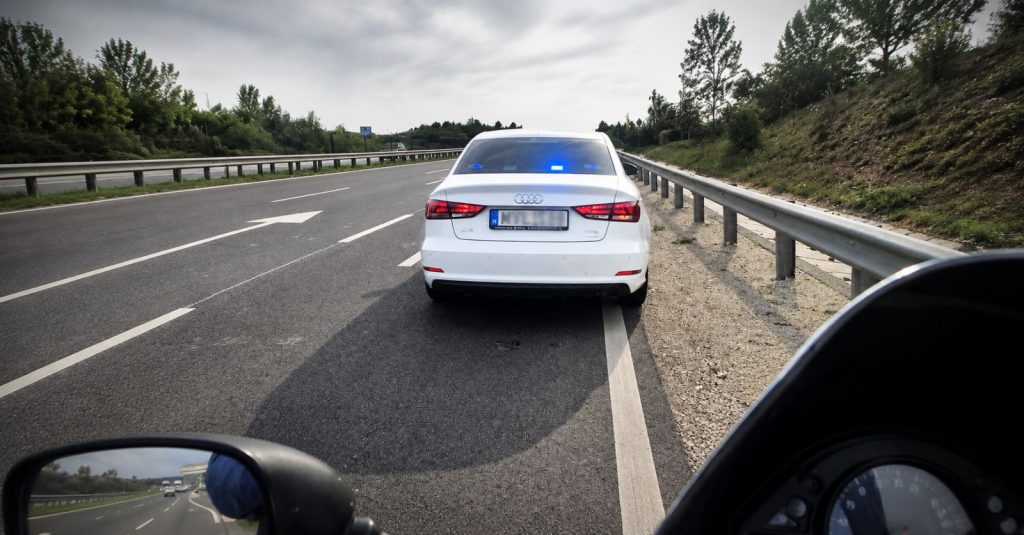 civil autóból mérik a sebességet